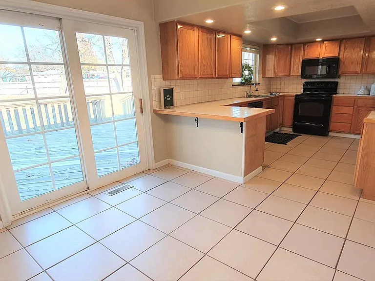 218 W Vandalia St — Photo 3