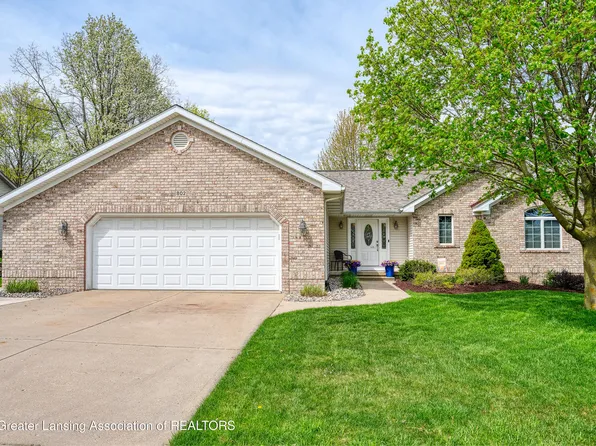 802 Woodbury Dr, Grand Ledge, MI 48837