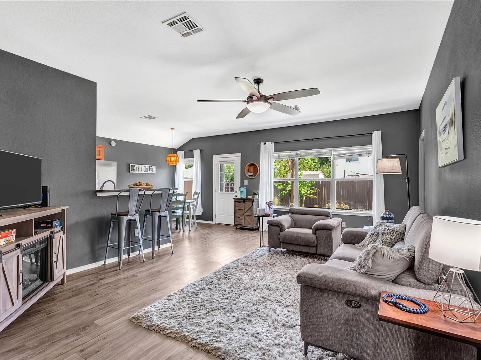 3 bed, 2.0 bath, 1184 sqft, $2,050 — Photo 4