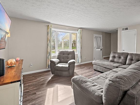 5th image of 49 Hillcrest Dr