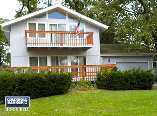 9049 Lake Park Dr, Genoa City, WI 53128