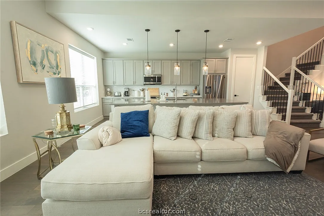 4 bed, 4.5 bath, 2453 sqft, $4,000 — Photo 3