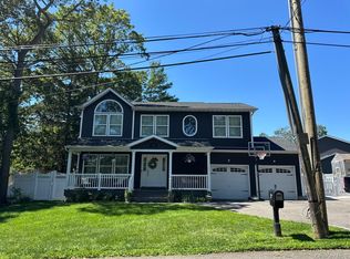 70 W 8th St, Ronkonkoma, NY 11779