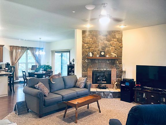 3rd image of 72 Woodlake Trl