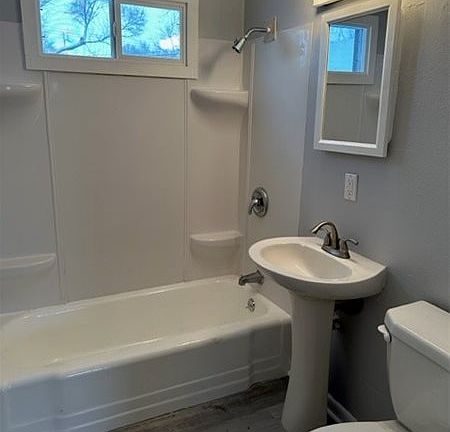 5th image of 1105 Emerald Ln