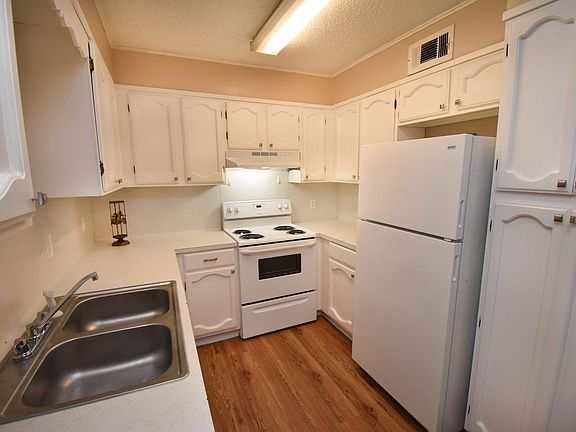 2nd image of 602 Sherwood Dr #D