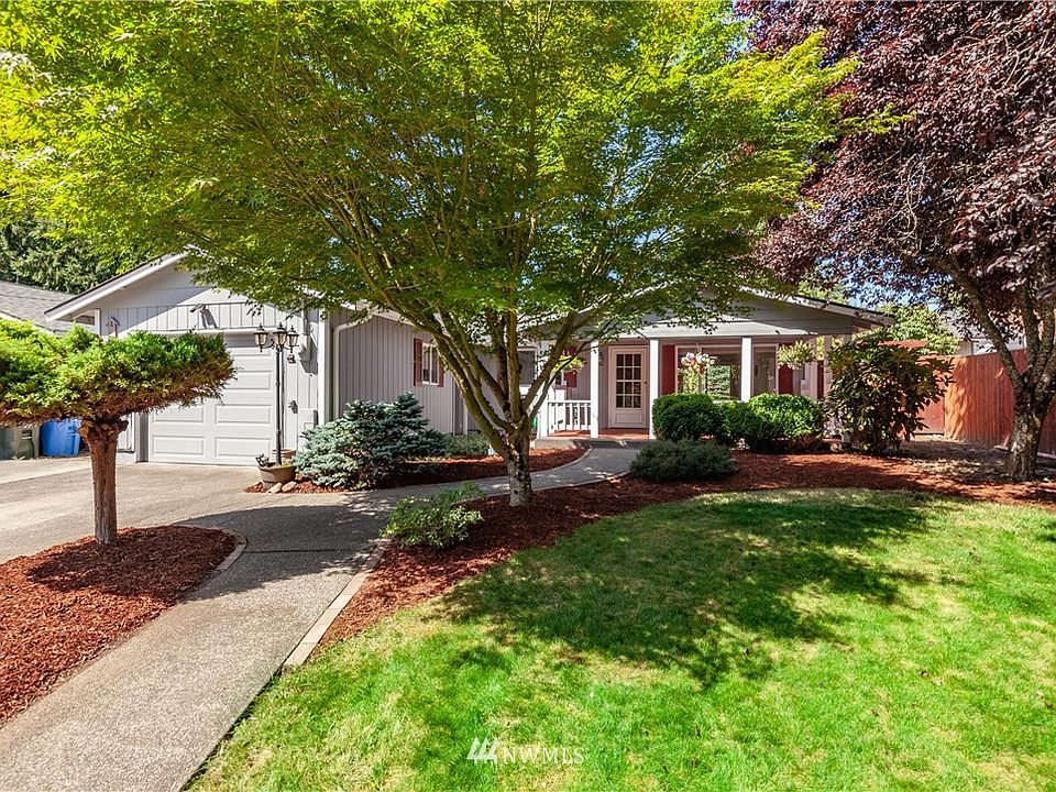 Charming rambler on over .25 acre!