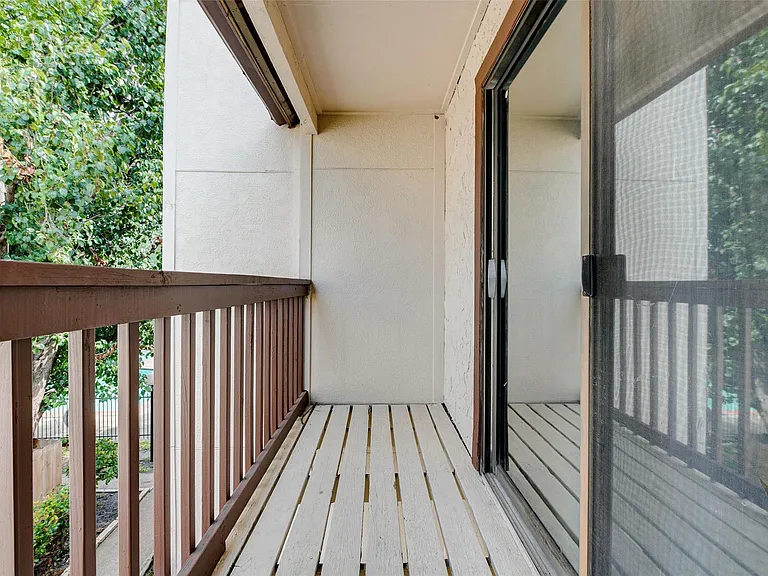 3915 Tanglewilde St #3915 — Photo 15