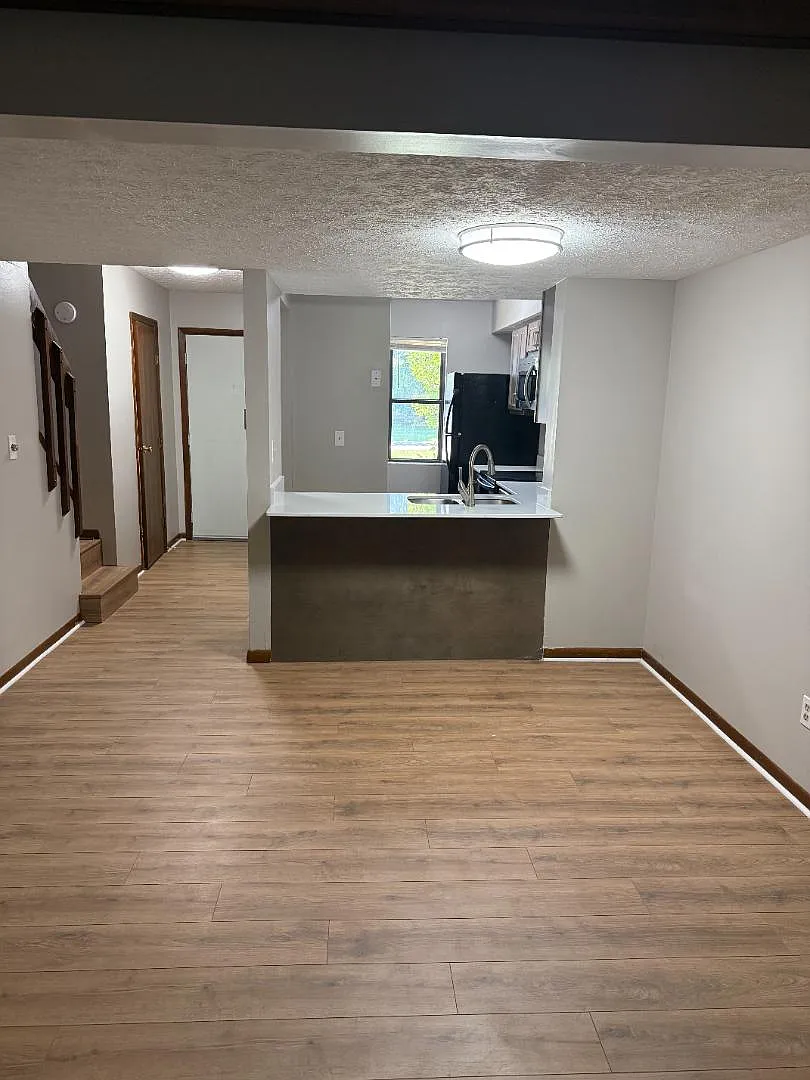 100 Oak Creek Ct - #5 — Photo 3