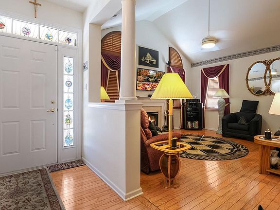 5th image of 627 Bellflower Rd