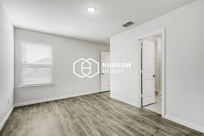 2033 Clay St — Photo 8