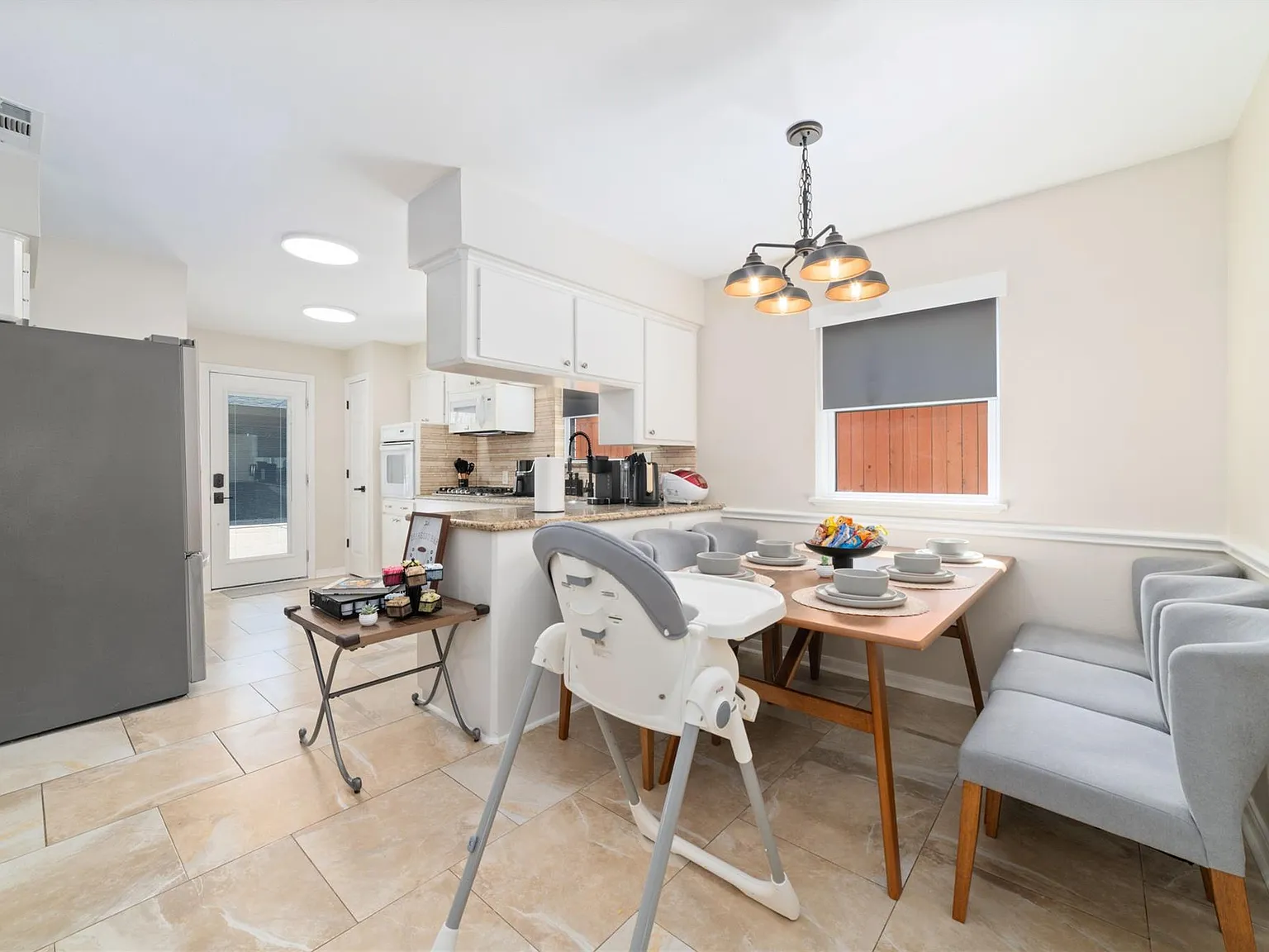 3 bed, 2.0 bath, 2035 sqft, $3,900 — Photo 4