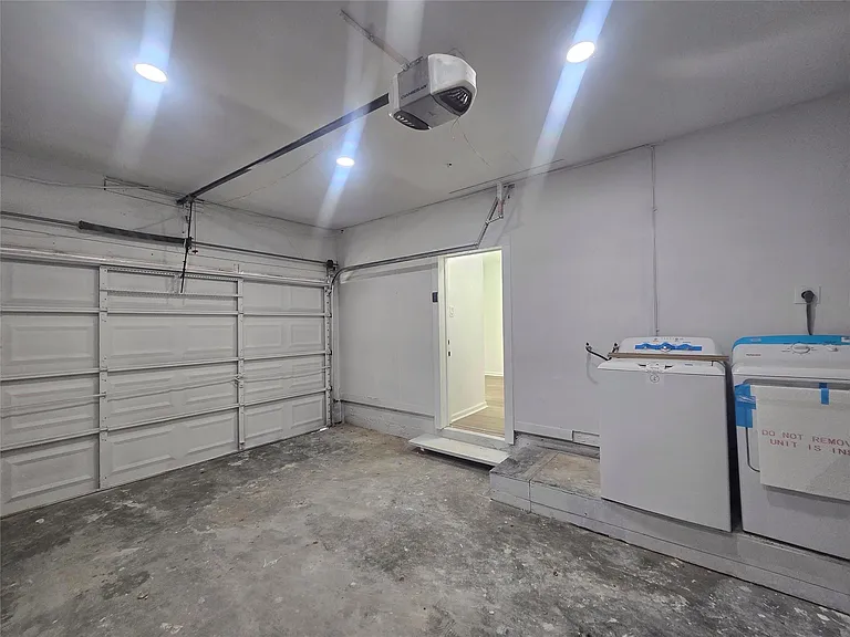 5102 Avenue L — Photo 33