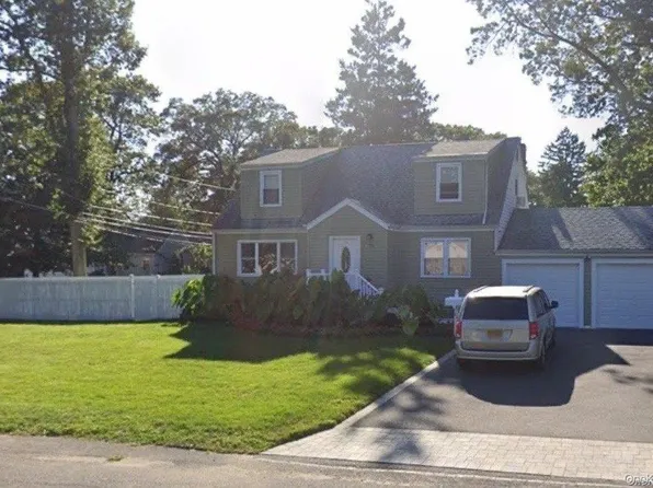 23 Luther Pl, Huntington Station, NY 11746