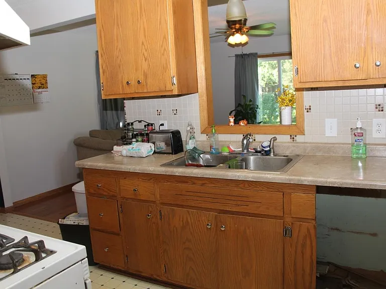 Another view of the kitchen.