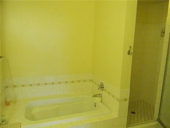3rd image of 900 Aurora Ave N APT 402