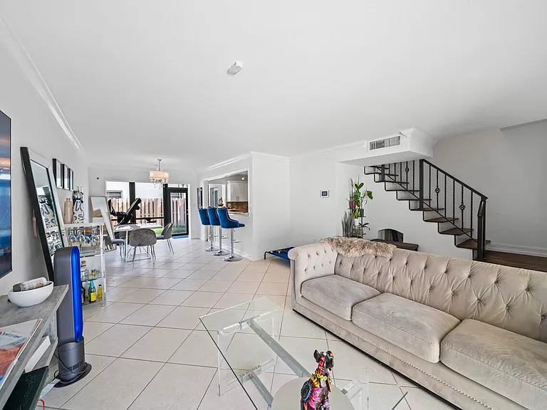 8745 SW 137th Ave — Photo 3