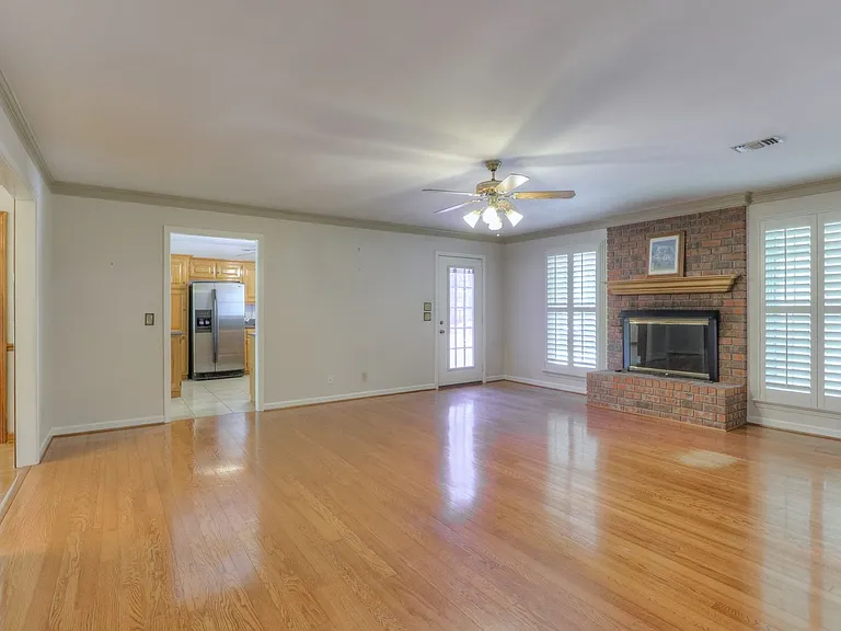 2303 Friendship Dr — Photo 8
