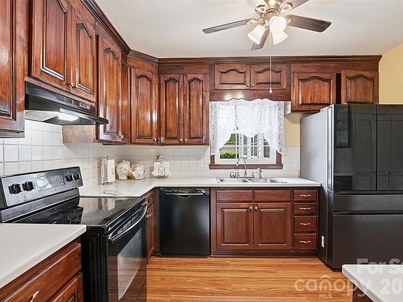 3rd image of 1287 Queensgate St