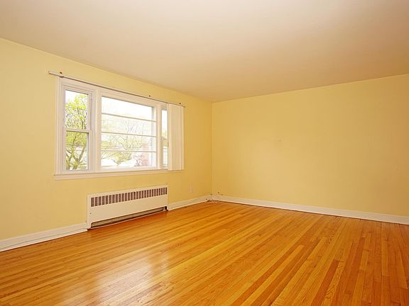 Living room w/walk-in closet