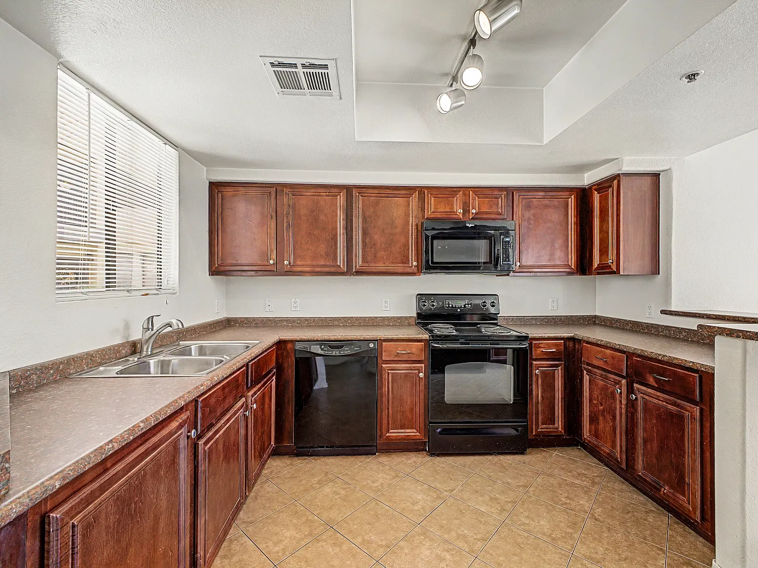 2 bed, 1059 sqft, $1,695 — Photo 1