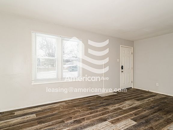 716186_005_living_room_5.jpg