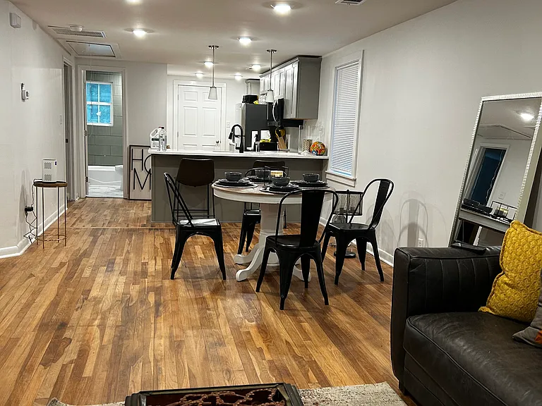 2202 Harden St — Photo 2