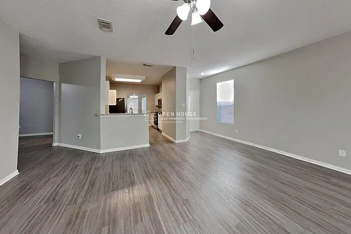 4 bed, 3.0 bath, 2401 sqft, $2,200 — Photo 4