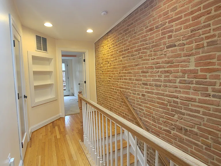 432 E Clement St — Photo 19