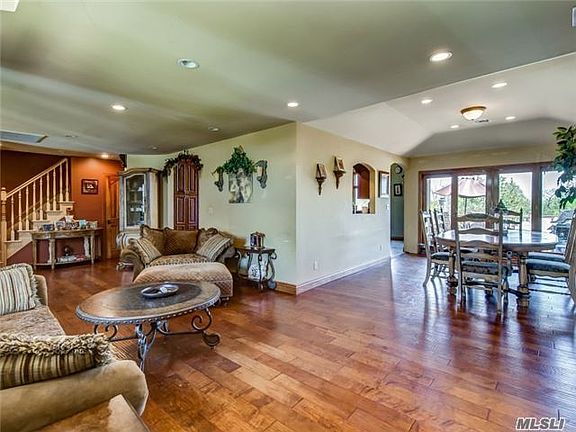 5th image of 405 Club Ct