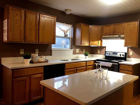 3rd image of 7986 Windsome Ct