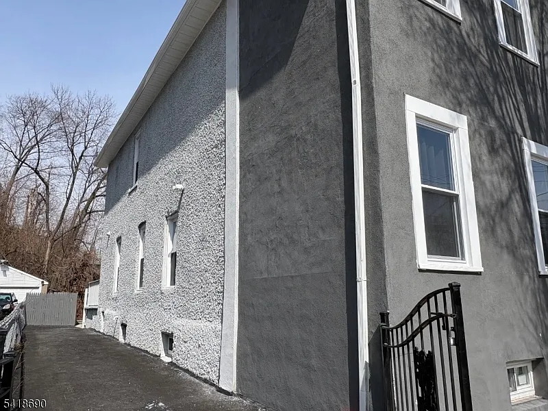 4 bed, 2.0 bath, $3,050 — Photo 2