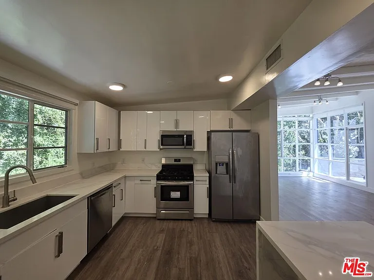 1635 S Beverly Glen Blvd #6 — Photo 3