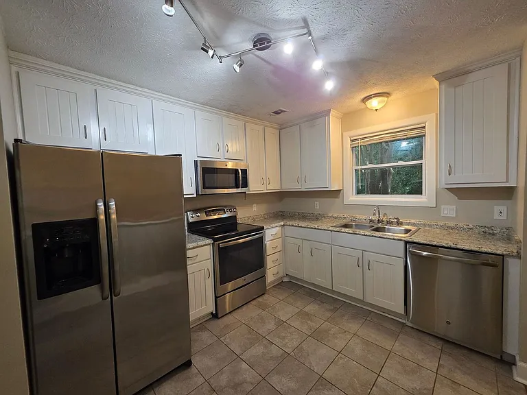 2507 Queen Anne Ct — Photo 2