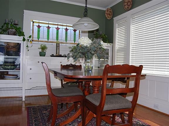Dining room w/ built-ins