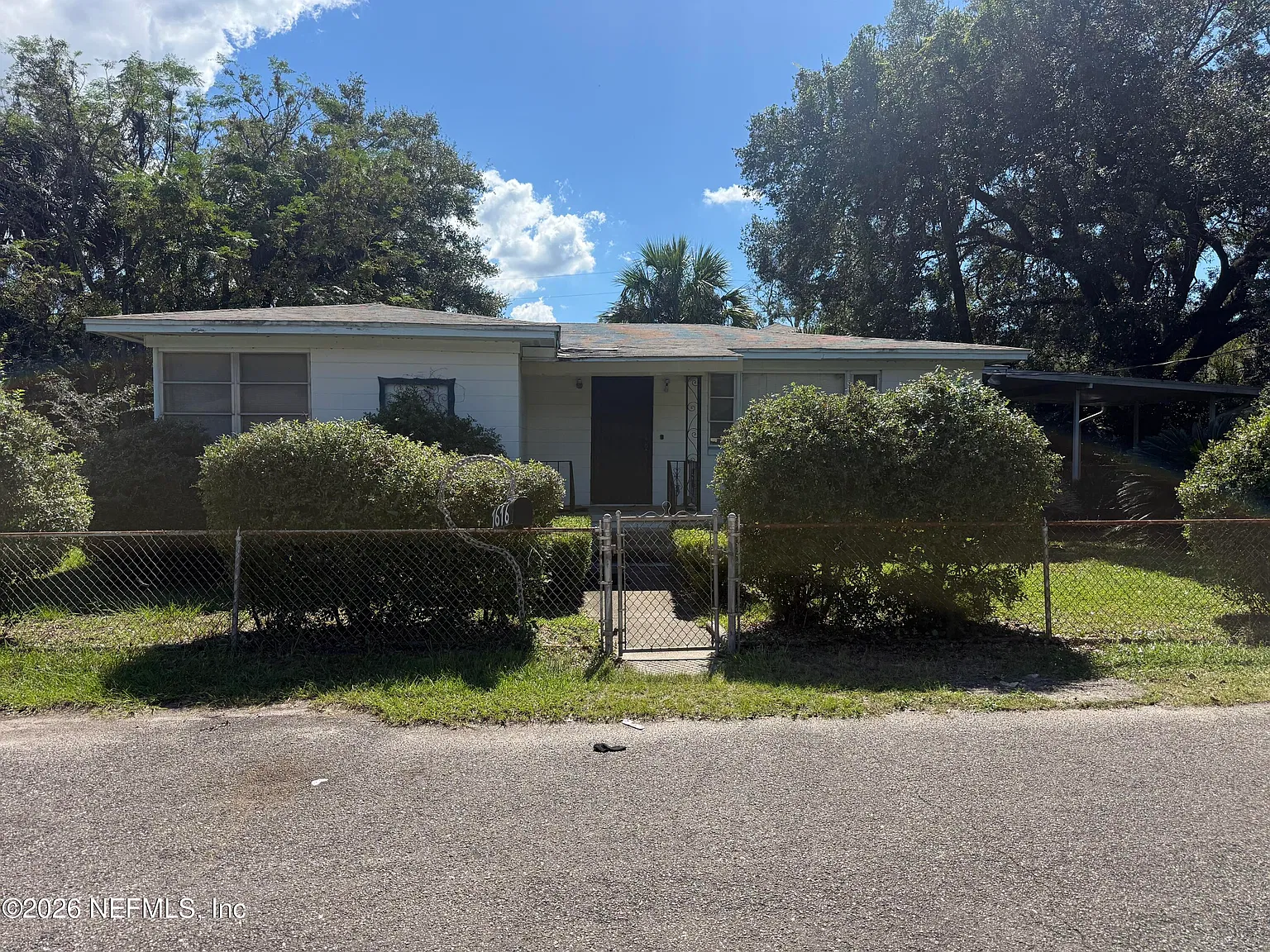 3 bed, 1.0 bath, 1232 sqft, $1,250 — Photo 1
