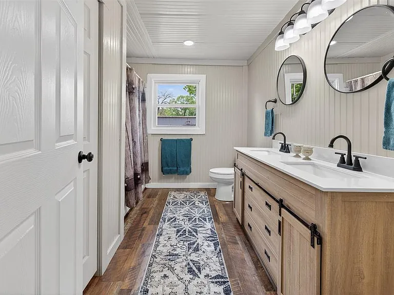 909 N Howard St — Photo 12