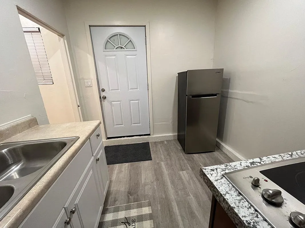 1 bed, 1.0 bath, 300 sqft, $1,600 — Photo 3
