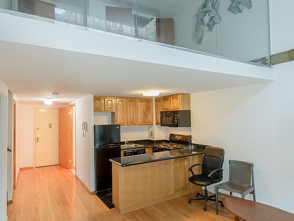 3rd image of 212 E 10th St #3AX