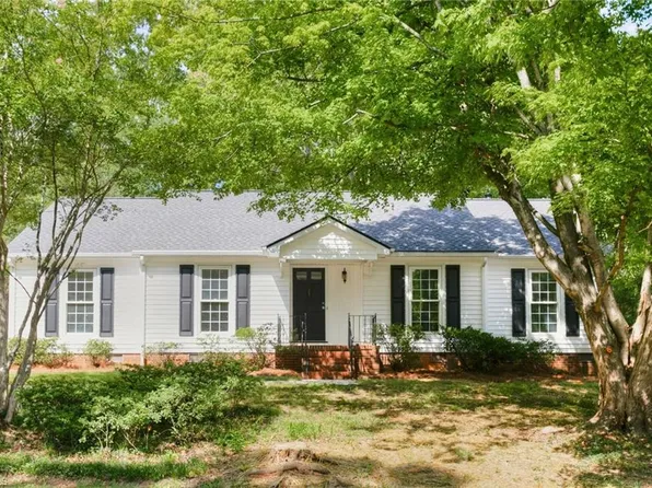 206 Village Ln, Greensboro, NC 27409
