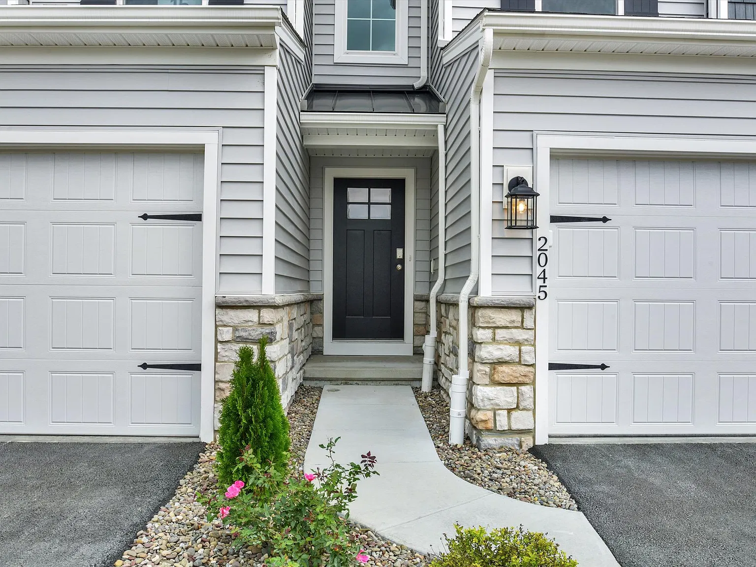 3 bed, 2.5 bath, 1947 sqft, $2,250 — Photo 2