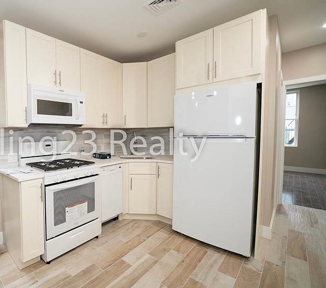 1st image of 28-13 Astoria Blvd #2L