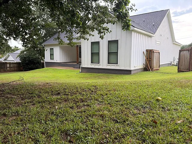 304 Henderson St — Photo 4