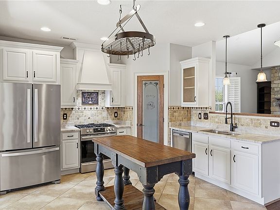 4th image of 105 Bur Oak Dr
