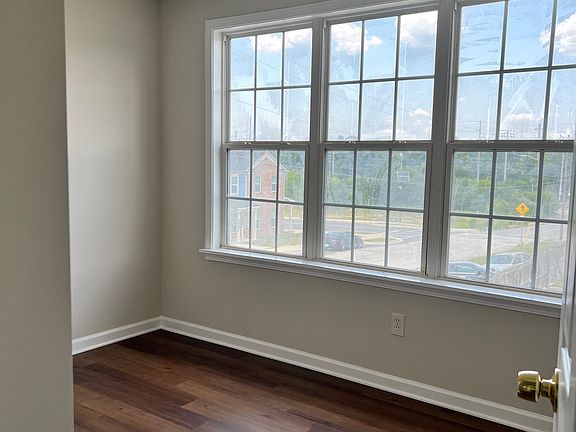 4th image of 894 Henrietta St