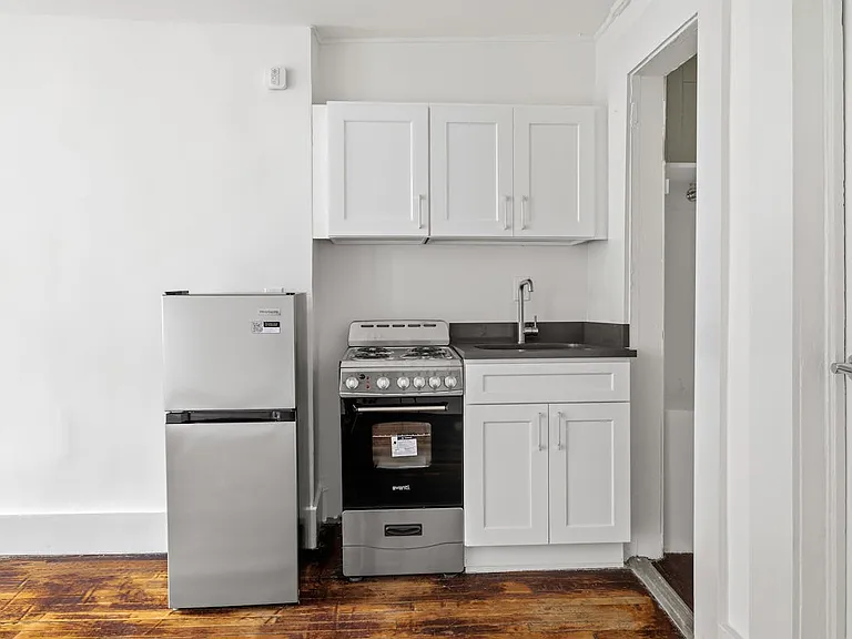 323 W 4th St #4D — Photo 2