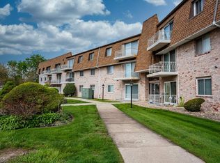 3240 N Manor Dr, Lansing, IL 60438