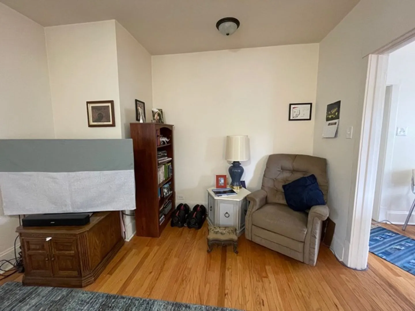 Incredible High First Floor Unit in Horner Park - Plenty of space to work from home! — Photo 2