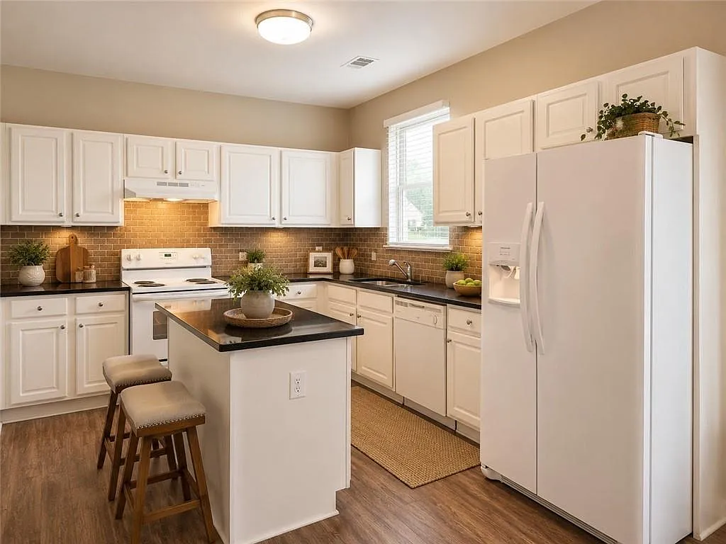 4 bed, 2.5 bath, 2694 sqft, $2,300 — Photo 4