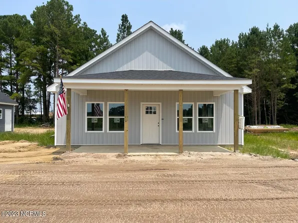 814 W Bridgers St Ext, Burgaw, NC 28425